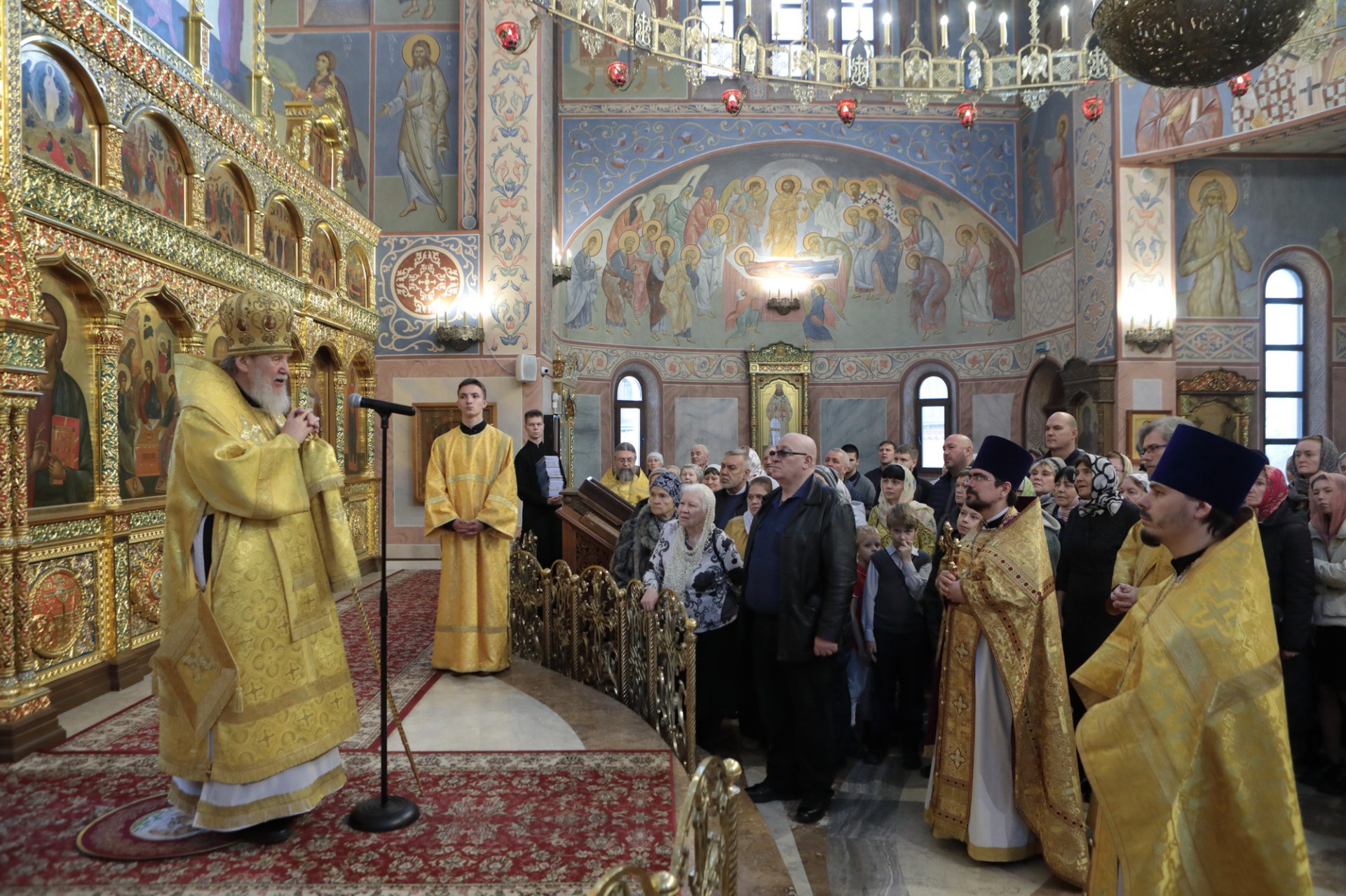 Архиерейское богослужение в Троицком храме Реутова 